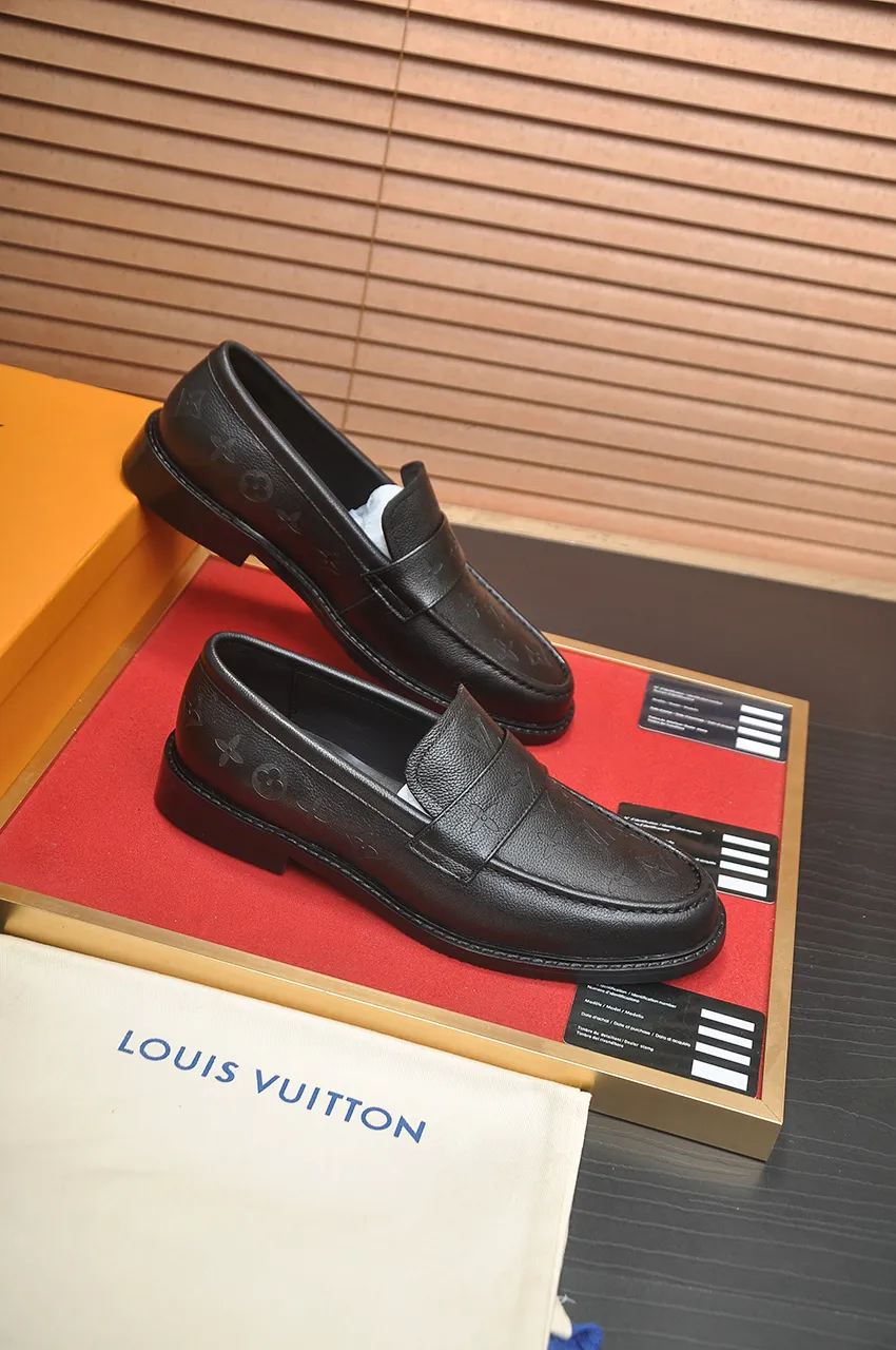 Men's men's shoes 💰460💶 [LV] (all high-end sheep lining) 🍀LV's latest genuine leather business suit shoes are launched simultaneously on the official website. The first-layer cowhide imported from Italy is made of heavy gold, 💥official website 1:1 rubber outsole. Versatile to wear, high-end without losing class, and the color combination is extraordinary. This four-season style is alluring when worn on your feet, showing off your big-name flair. Standard code 38-45 (45 customized)